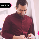 Homem olhando para celular com expressão feliz