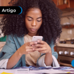 Mulher pesquisando sobre tipos de contas digitais no celular