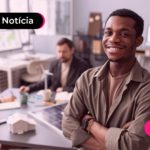 Homem em escritório com expressão feliz.