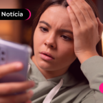 Mulher com expressão de desespero olhando para celular.