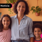 Mulher abraçada com duas crianças.