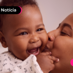 Mulher abraçando bebê.
