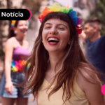 Pessoa com enfeites no cabelo e expressão feliz.