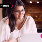 Mulher olhando para computador feliz.
