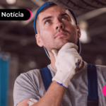 Homem com mão no queixo e expressão pensativa.