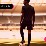 Jogador de futebol em gramado.