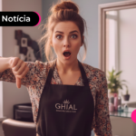 Mulher em salão de beleza apontando o polegar para baixo.