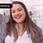 Mulher com expressão feliz.