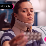 Mulher com colar cervical segurando remédio.