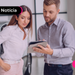 Homem e mulher olhando para tablet.