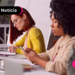 Pessoas em sala de aula estudando.