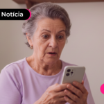 Mulher idosa olhando para celular surpresa.