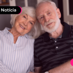 Idosos abraçados com expressões felizes.