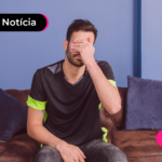 Homem com mão no rosto.