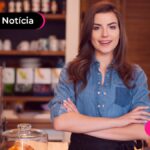 Jovem sorrindo após ler notícia sobre prazo de renegociação de dívidas.