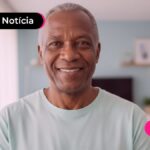 Pessoa de idade sorrindo após ler notícia sobre reajuste do INSS 2026.