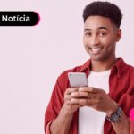 Jovem lendo sobre o novo salário mínimo 2026