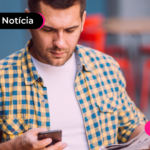Homem olhando para celular.