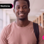 Estudante com expressão feliz.