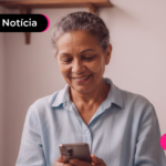 Mulher idosa olhando para celular com expressão feliz.
