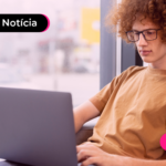 Pessoa olhando para notebook.
