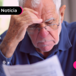 Homem idoso olhando para documento.