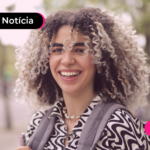 Mulher com expressão feliz.