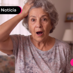 Mulher idosa com mão na cabeça e expressão surpresa.