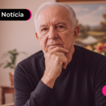 Homem idoso com mão no queixo e expressão de dúvida.