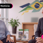 Mulher idosa e homem de terno em agência.