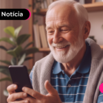 Homem idoso feliz olhando para celular.