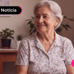 Mulher idosa com expressão feliz.