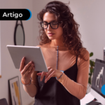 Mulher estudando sobre empreendedorismo digital