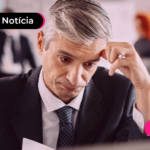 Empresário preocupado tentando entender como funciona o consignado privado.