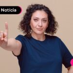 Pessoa com expressão seria enquanto lê notícia sobre manutenção do FGTS.
