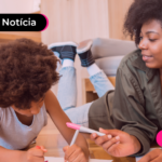 Mulher deitada ao lado de criança.