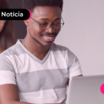 Jovem sorrindo após ler notícia sobre resultados do FIES 2026.