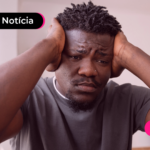 homem percebendo que errou na declaração do imposto de renda