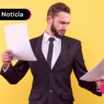 Pessoa lendo notícias sobre proteção e ressarcimento de consignado INSS.
