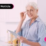 Idosa lendo notícia sobre pagamento do INSS com reajuste acima do mínimo.
