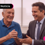 Idoso feliz com novo leilão do consignado INSS.