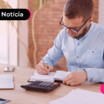 Jovem analisando o lote residual do Imposto de Renda que é depositado nesta sexta.
