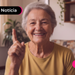 Aposentada contente com aumento de margem do consignado INSS.