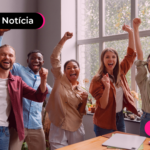 Pessoas comemorando porque o novo salário mínimo já aparece na folha e muda benefícios