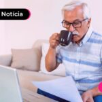 Pessoa madura fazendo preparação antecipada para IRPF.