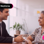 Idosa na expectativa do décimo terceiro dos aposentados.