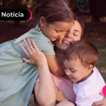 Família feliz com pagamento do vale do gás do povo.
