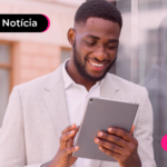 Homem com expressão feliz olhando para tablet.