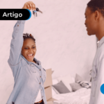 Casal feliz ao comprar casa após anos de trabalho.