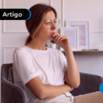 Pessoa pensativa se é possível fazer o consignado CLT tendo empréstimo pessoal.